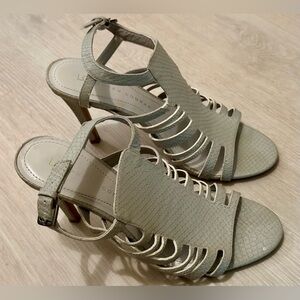 LC Lauren Conrad Gray Heels, Women’s Open Toe 4-Inch Buckle Shoes, Size 8.5
